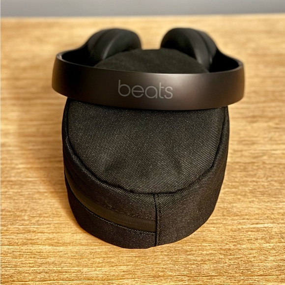 Beats Solo3 Wireless On-Ear Headphones | Never used!!! - Picture 3 of 8